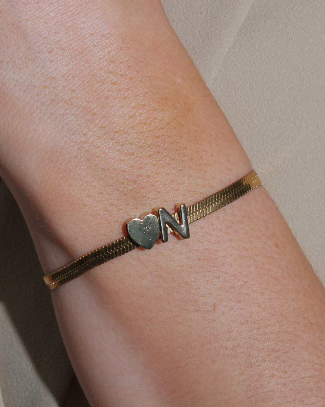 Salomé | bracelet souple en acier inoxydable avec lettre et cœur